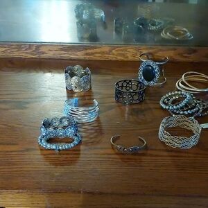 Elegant Women's Jewelry Set - Silver and Black